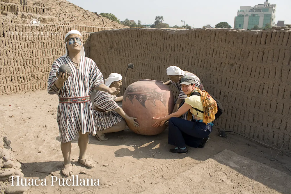Recriação cenográfica de rituais da cultura Lima no sítio arqueológico Huaca Pucllana em Miraflores — pirâmide de adobe do século IV-VII, Lima, Peru
