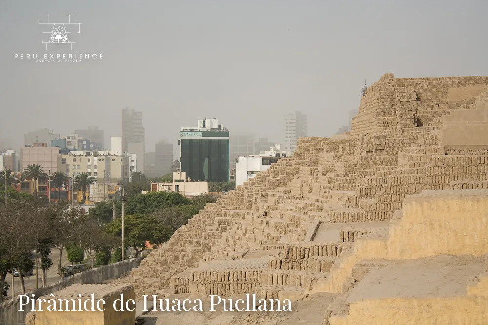 Grande pirâmide escalonada de adobe da Huaca Pucllana em Miraflores, com a cidade moderna de Lima ao fundo — sítio cerimonial da cultura Lima pré-inca (200-700 d.C.)