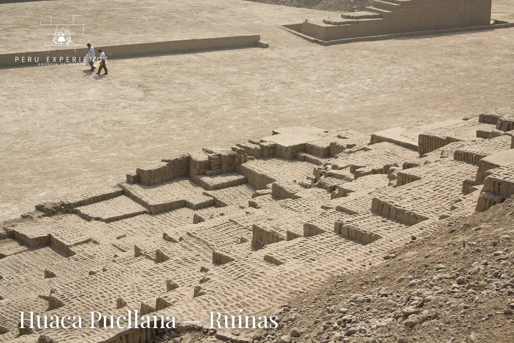 Ruínas arqueológicas de Huaca Pucllana com sua característica estrutura de pequenos blocos de adobe — sítio cerimonial da cultura Lima pré-inca em Miraflores