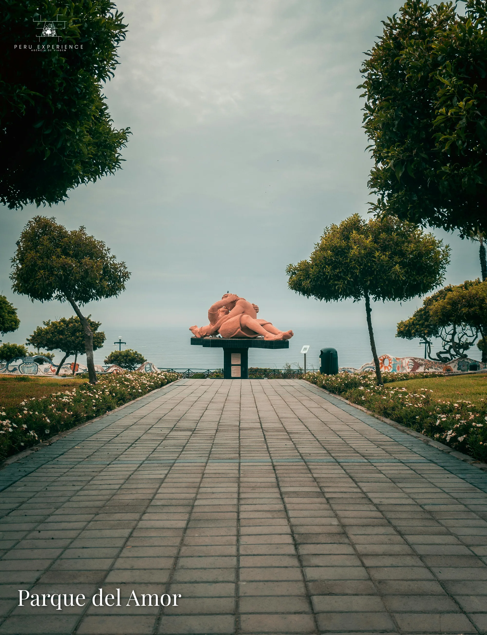 Parque del Amor em Miraflores com escultura "El Beso" e vista do Oceano Pacífico — Lima DIA 2 do pacote