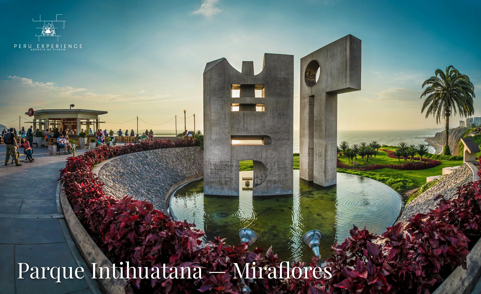 Escultura monumental no Parque Intihuatana em Miraflores, com vista panorâmica para o Oceano Pacífico e o malecón de Lima — Costa Verde peruana