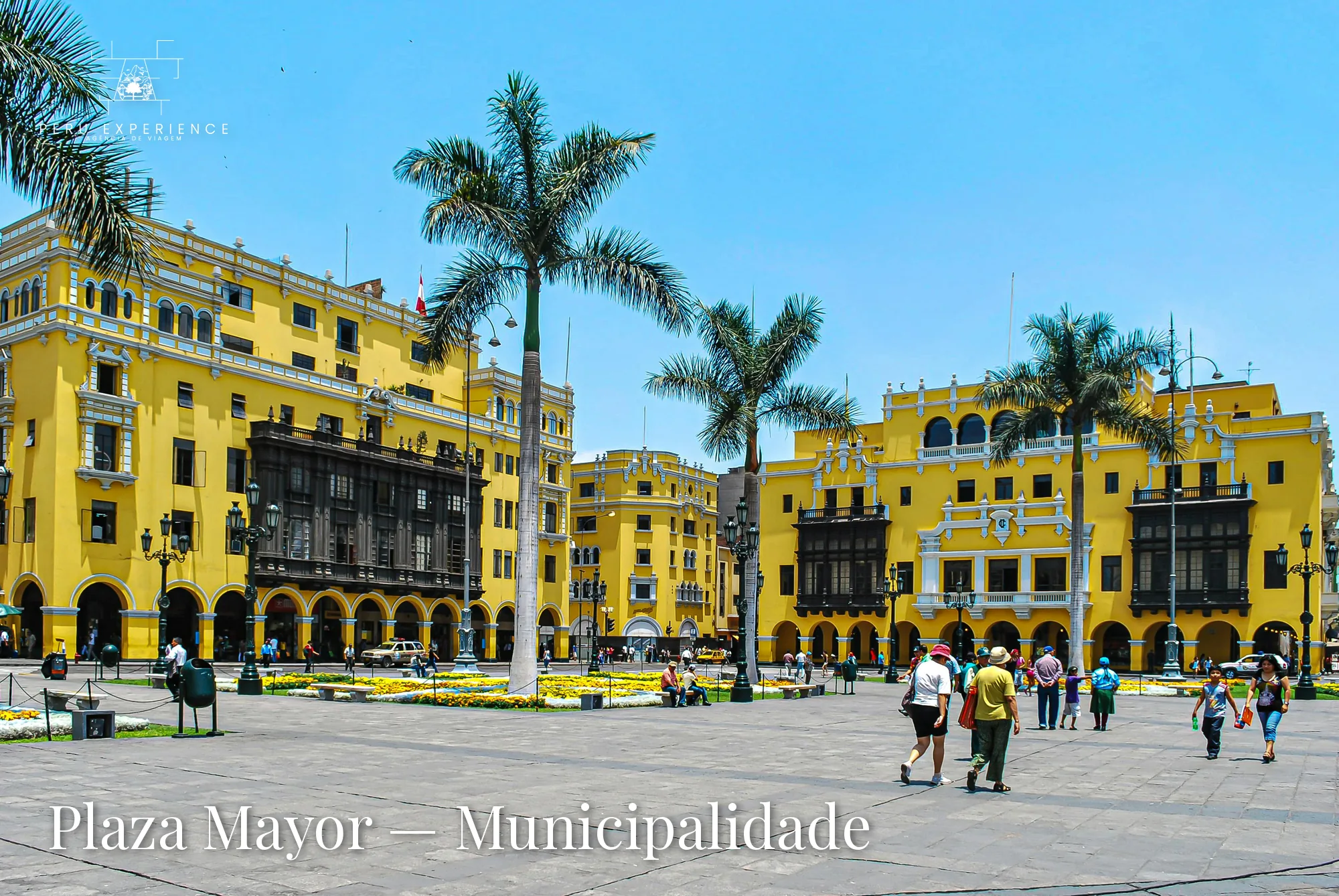 Edifícios coloniais amarelos da Municipalidade de Lima na Plaza Mayor com palmeiras e arquitetura típica — Centro Histórico de Lima, Patrimônio UNESCO