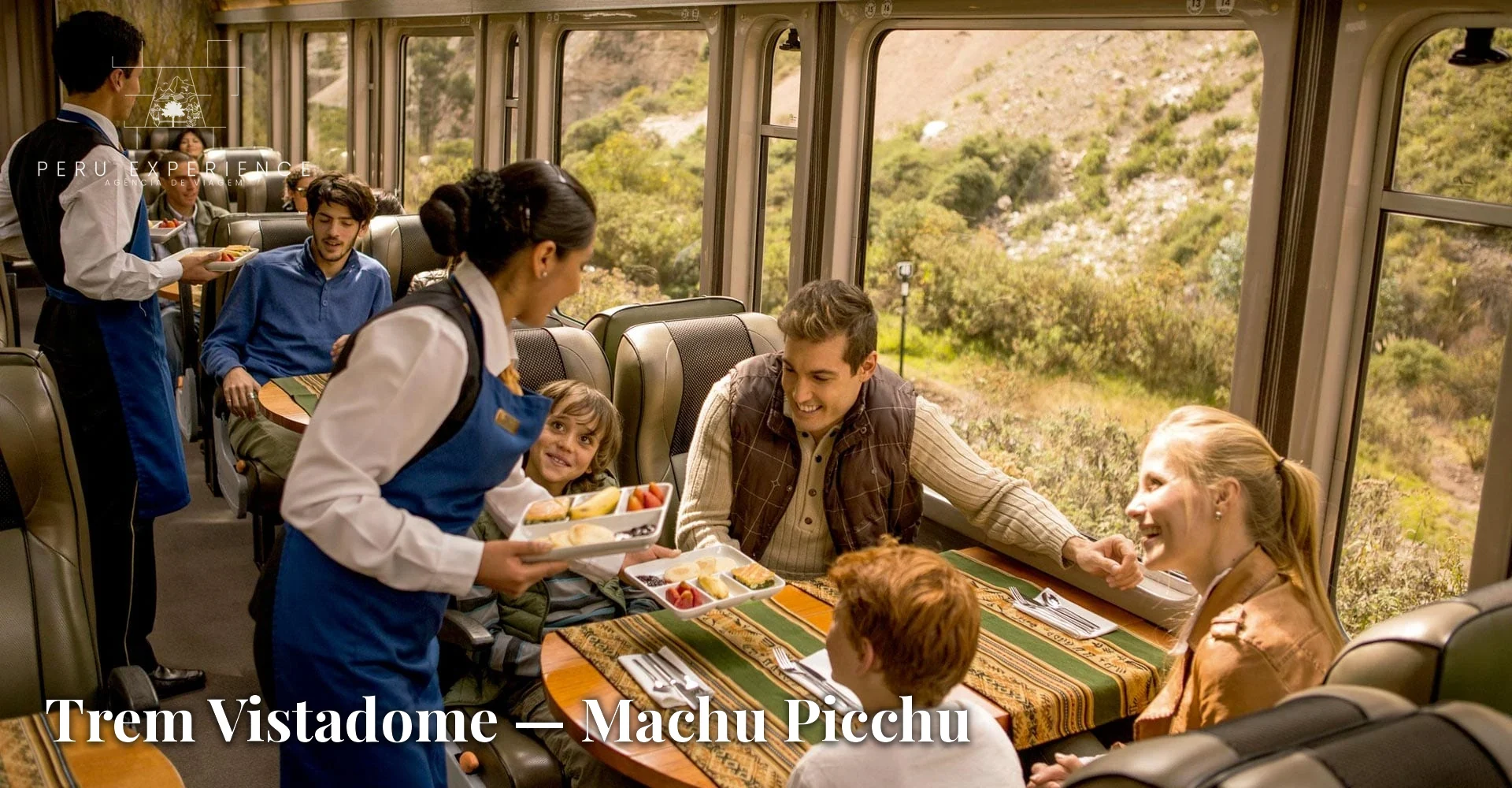 Trem Vistadome panorâmico atravessando o Vale Sagrado rumo a Machu Picchu — vagões com janelas amplas para vistas cênicas da Cordilheira dos Andes