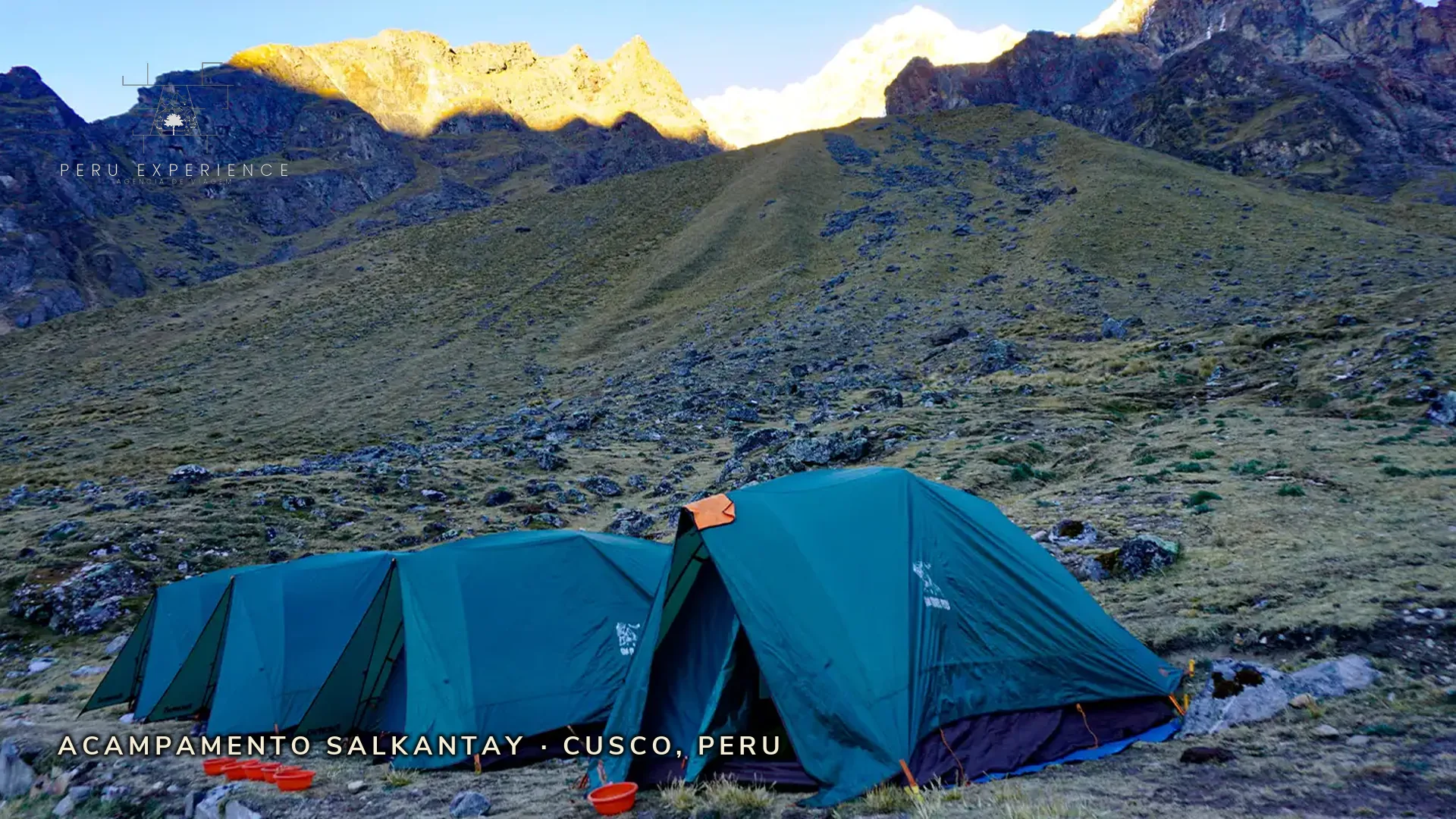 Acampamento Salkantay com tendas profissionais e nevado ao amanhecer — Cusco, Peru