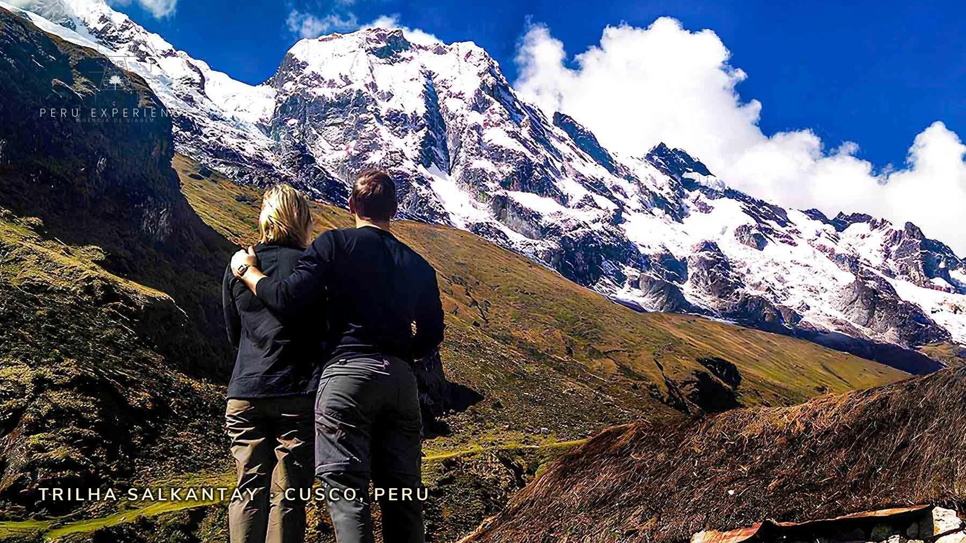 Casal contemplando o Apu Salkantay durante trekking de 5 dias — Peru Experience