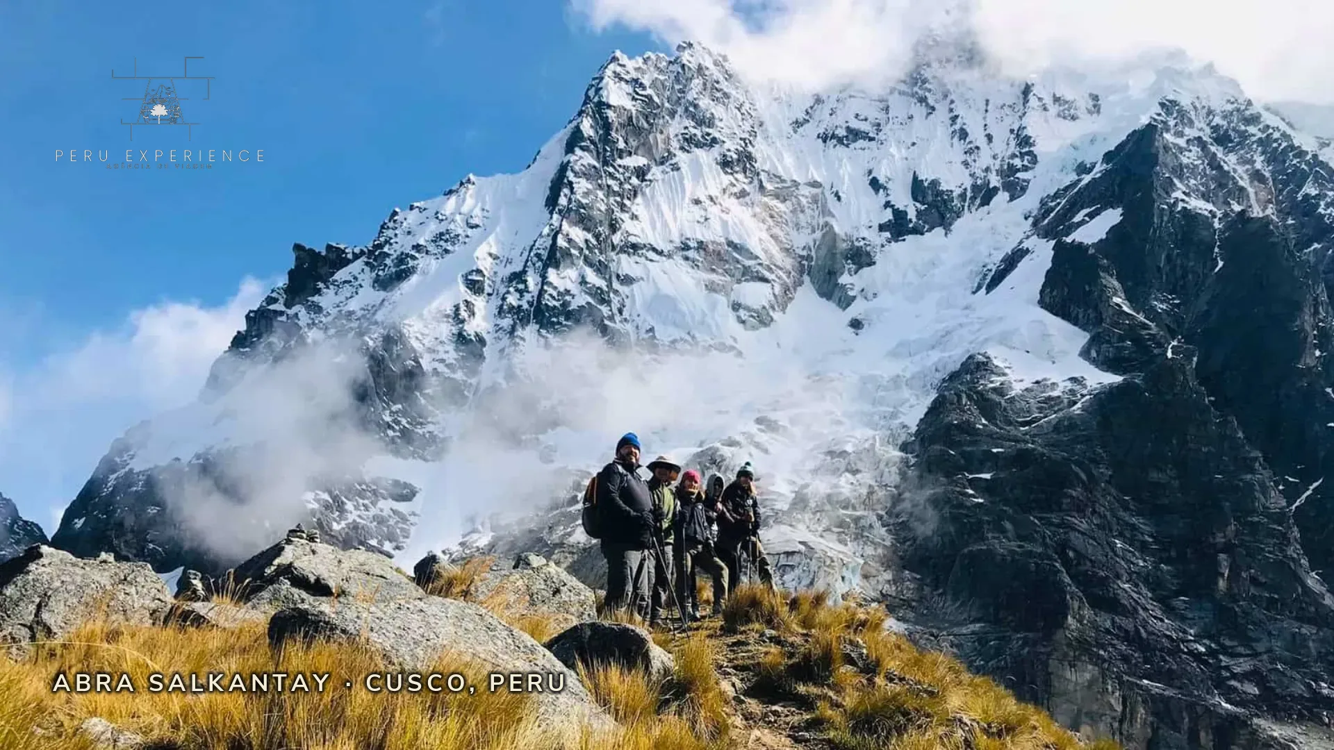 Grupo de trekkers no Abra Salkantay a 4.650m de altitude — ponto mais alto da trilha
