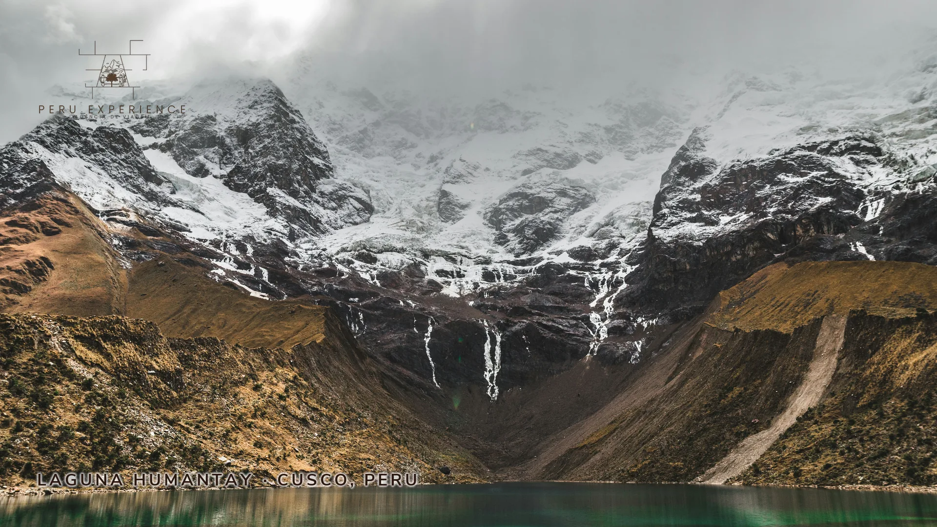 Laguna Humantay com águas turquesa aos pés do glaciar — Trilha Salkantay, Cusco, Peru