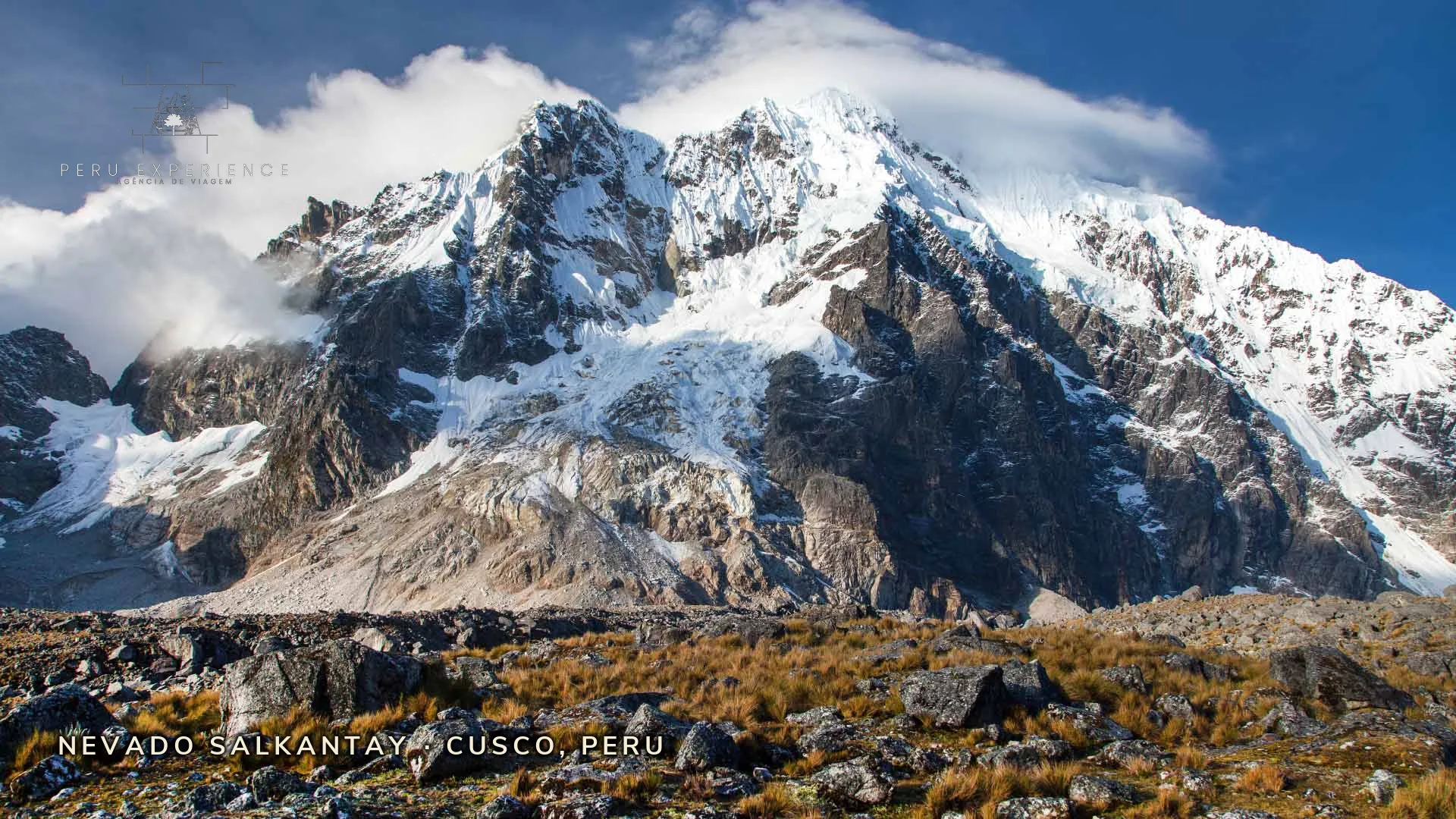 Nevado Salkantay 6.271m visto frontalmente com glaciares — Cordilheira Vilcabamba, Cusco