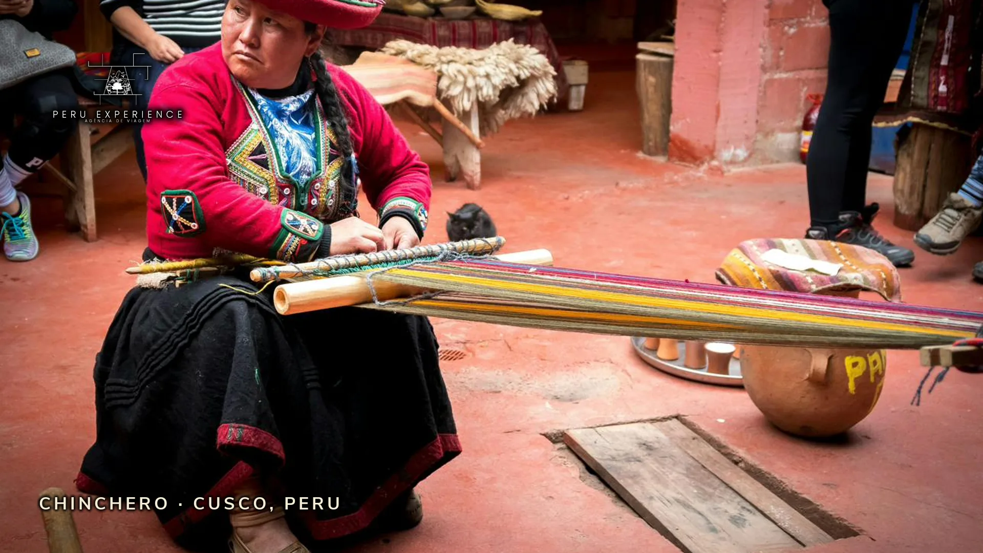 Chinchero — tecelã quechua usando tear tradicional pré-inca com tinturas naturais e técnicas ancestrais de 800 anos