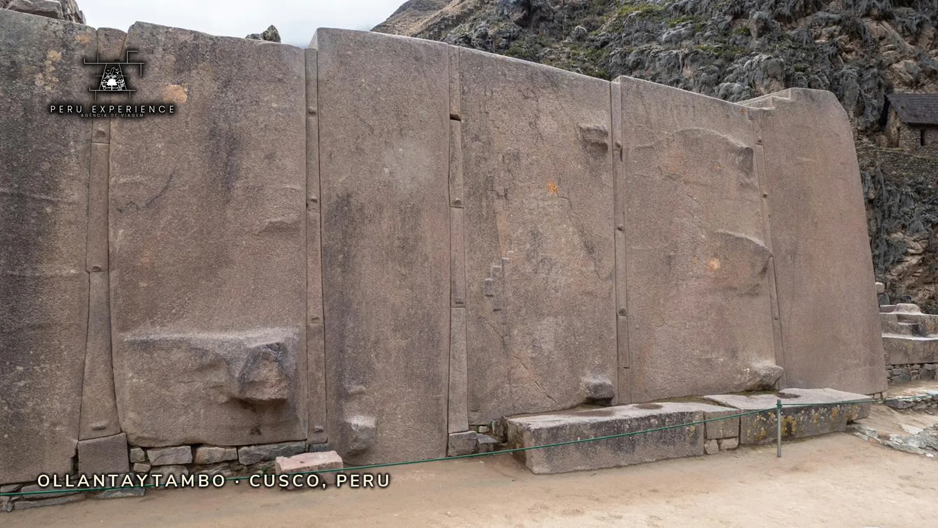 Ollantaytambo — Templo do Sol com muralha megalítica de 6 monolitos rosa de até 50 toneladas transportados sem a roda