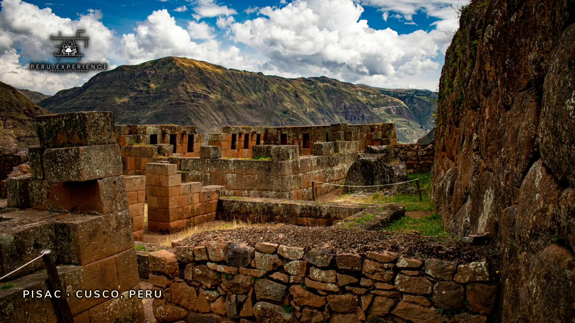 Pisac — ruínas da cidadela inca com muralhas de pedra polida no alto da montanha sagrada do Vale Sagrado