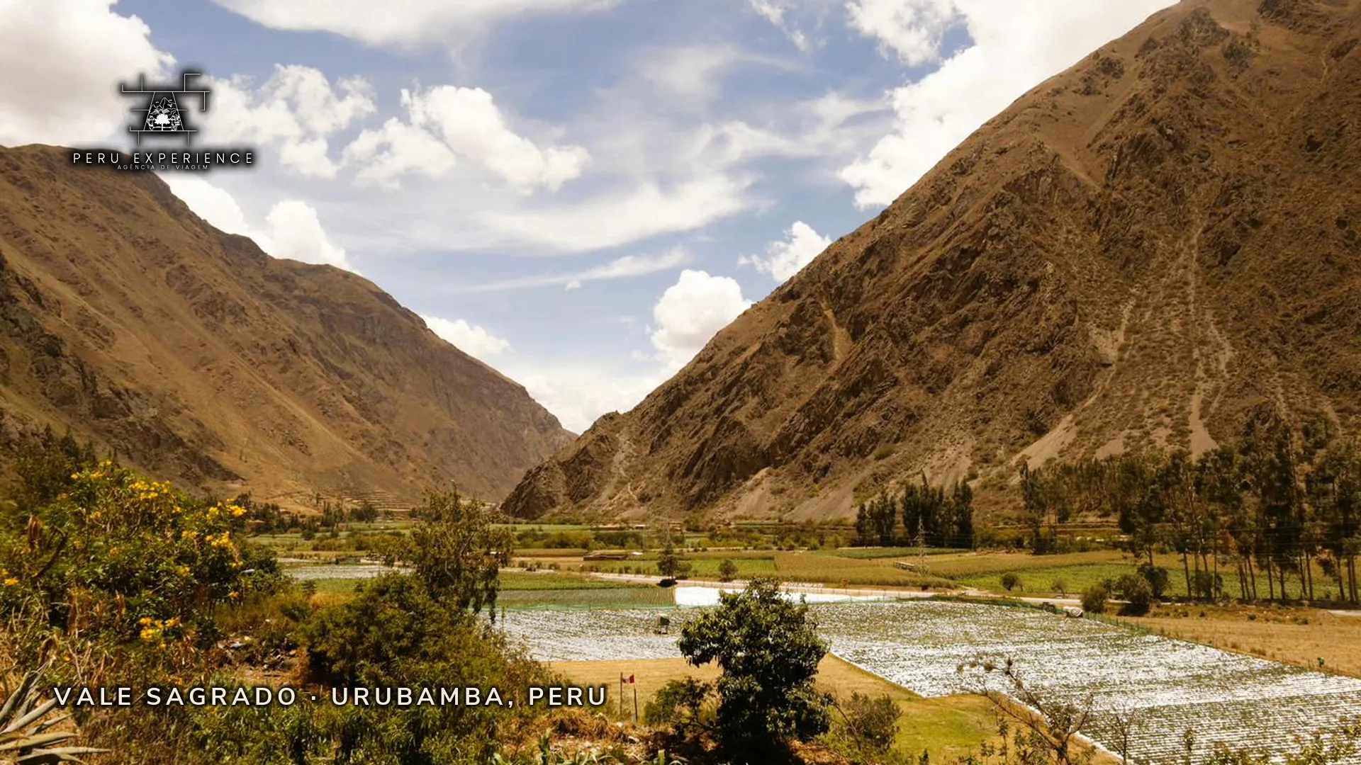 Vale Sagrado dos Incas em Urubamba, Cusco — vista panorâmica do antigo celeiro do Império Inca a 2.870m com cultivos agrícolas