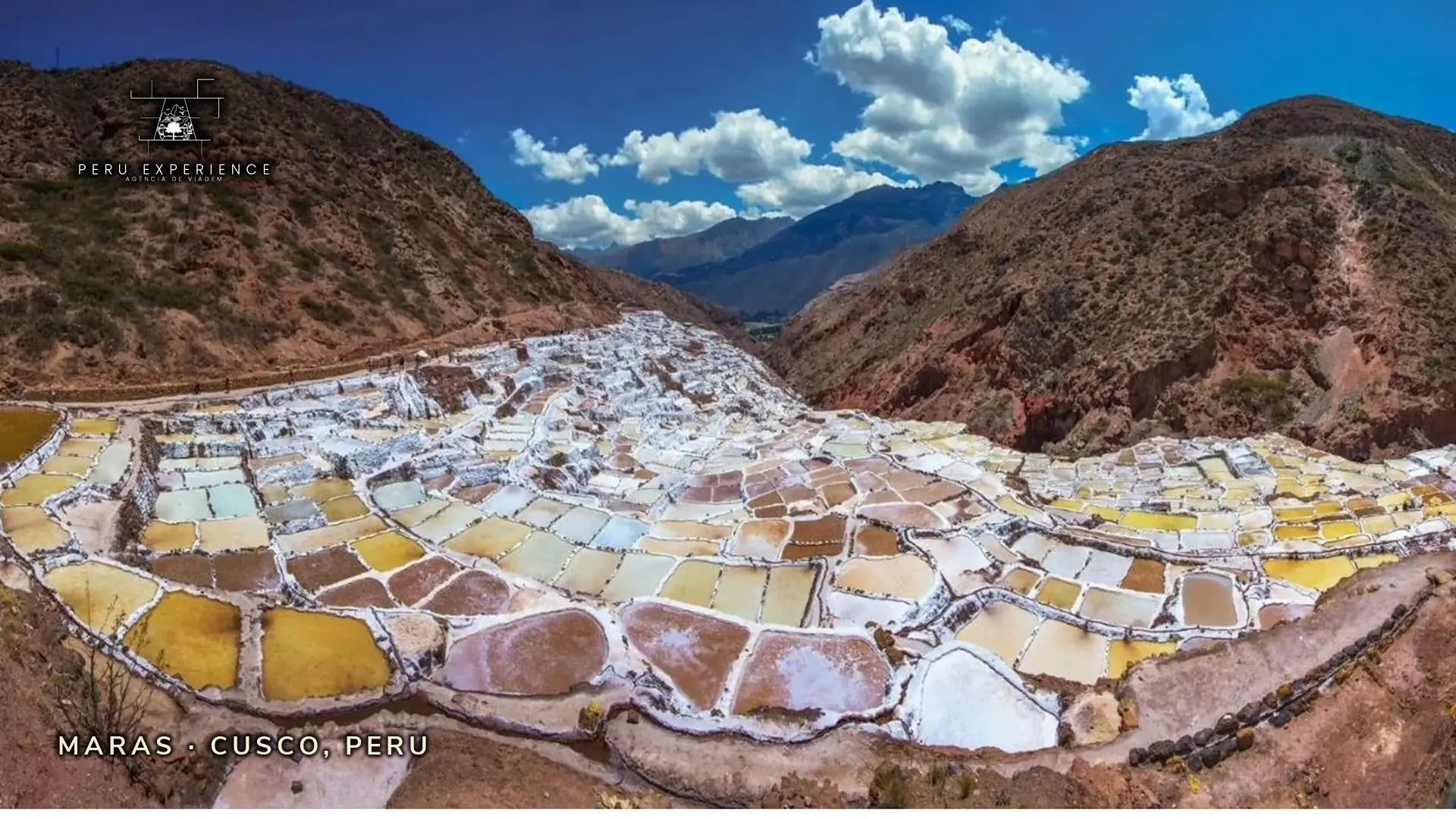 Salinas de Maras vista aérea — 4.500 poças de sal evaporadas naturalmente no Vale Sagrado, exploradas há 500 anos