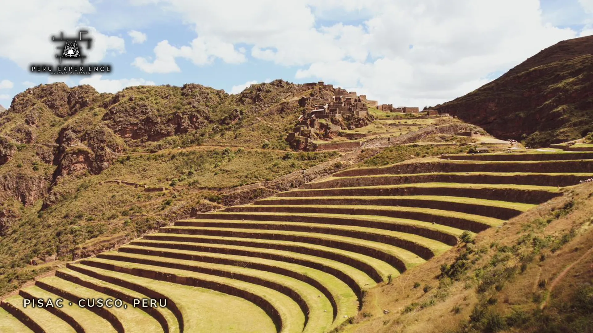 Pisac — terraços agrícolas e cidadela inca no Vale Sagrado com vista para o rio Urubamba