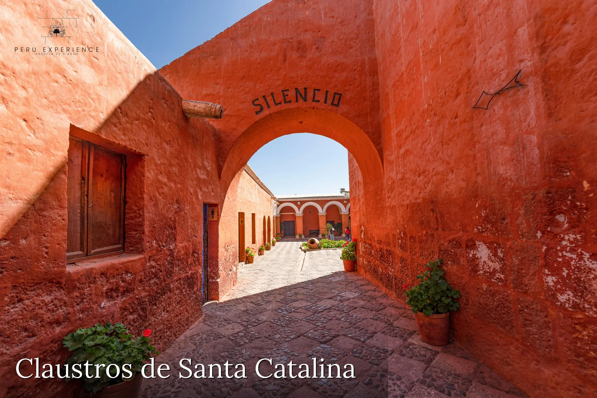 Claustros laranjas do Monasterio de Santa Catalina com o famoso arco "Silencio" em Arequipa — cidade dentro da cidade fundada em 1579, um dos conjuntos arquitetônicos coloniais mais bem preservados das Américas