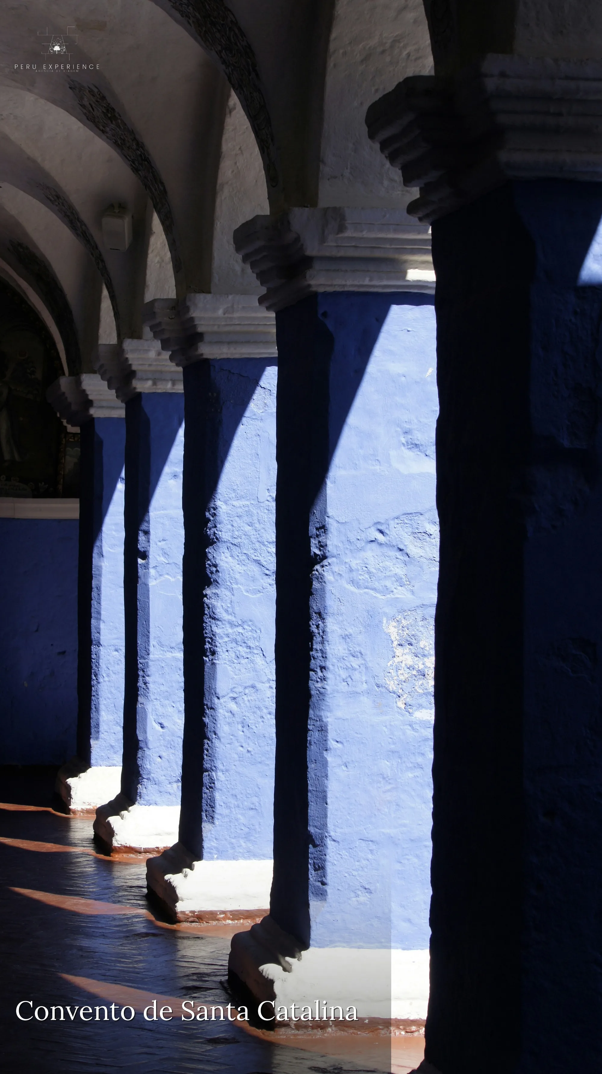 Colunas e arcos pintados em azul cobalto vibrante no claustro do Monasterio de Santa Catalina em Arequipa — contraste icônico com as paredes vermelhas das outras alas, fotografia mais reconhecida da Cidade Branca