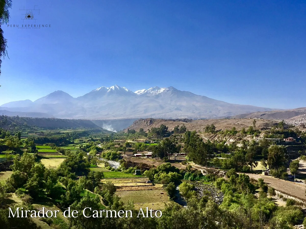 Vista panorâmica do Mirador de Carmen Alto sobre a campiña verde de Arequipa, com o vulcão Chachani (6.057m) nevado ao fundo — engenharia agrícola colonial em terraços às margens do rio Chili