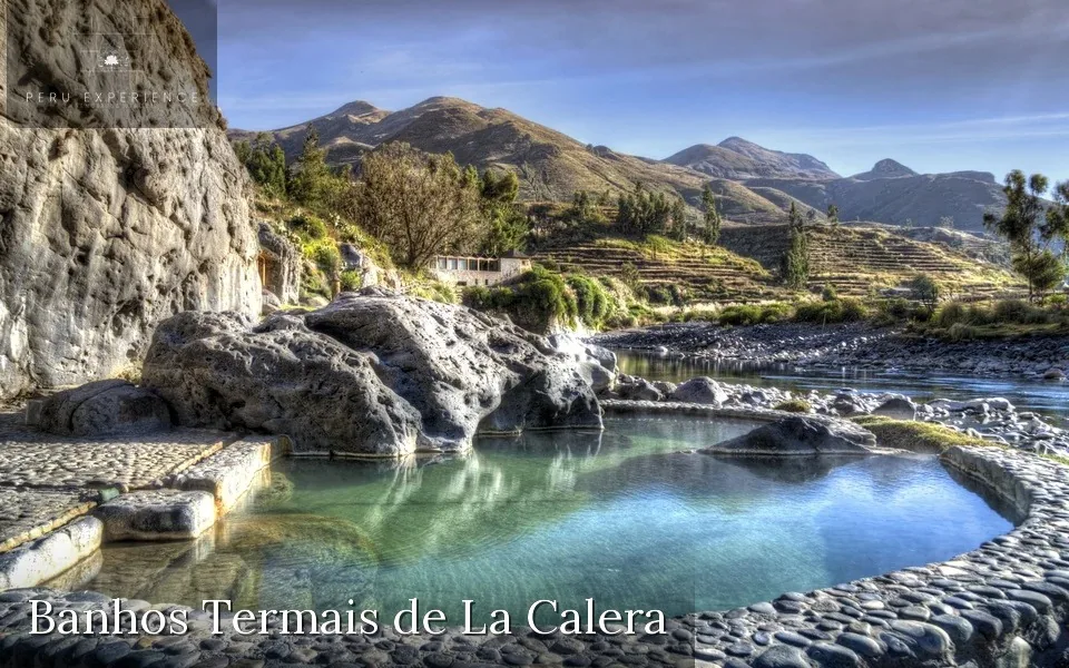 Banhos termais naturais de La Calera com piscinas de águas turquesa aquecidas pela atividade vulcânica do Misti, montanhas e terraços agrícolas ao fundo — perto de Chivay no Vale del Colca, ideal para relaxar após o tour ao cânion