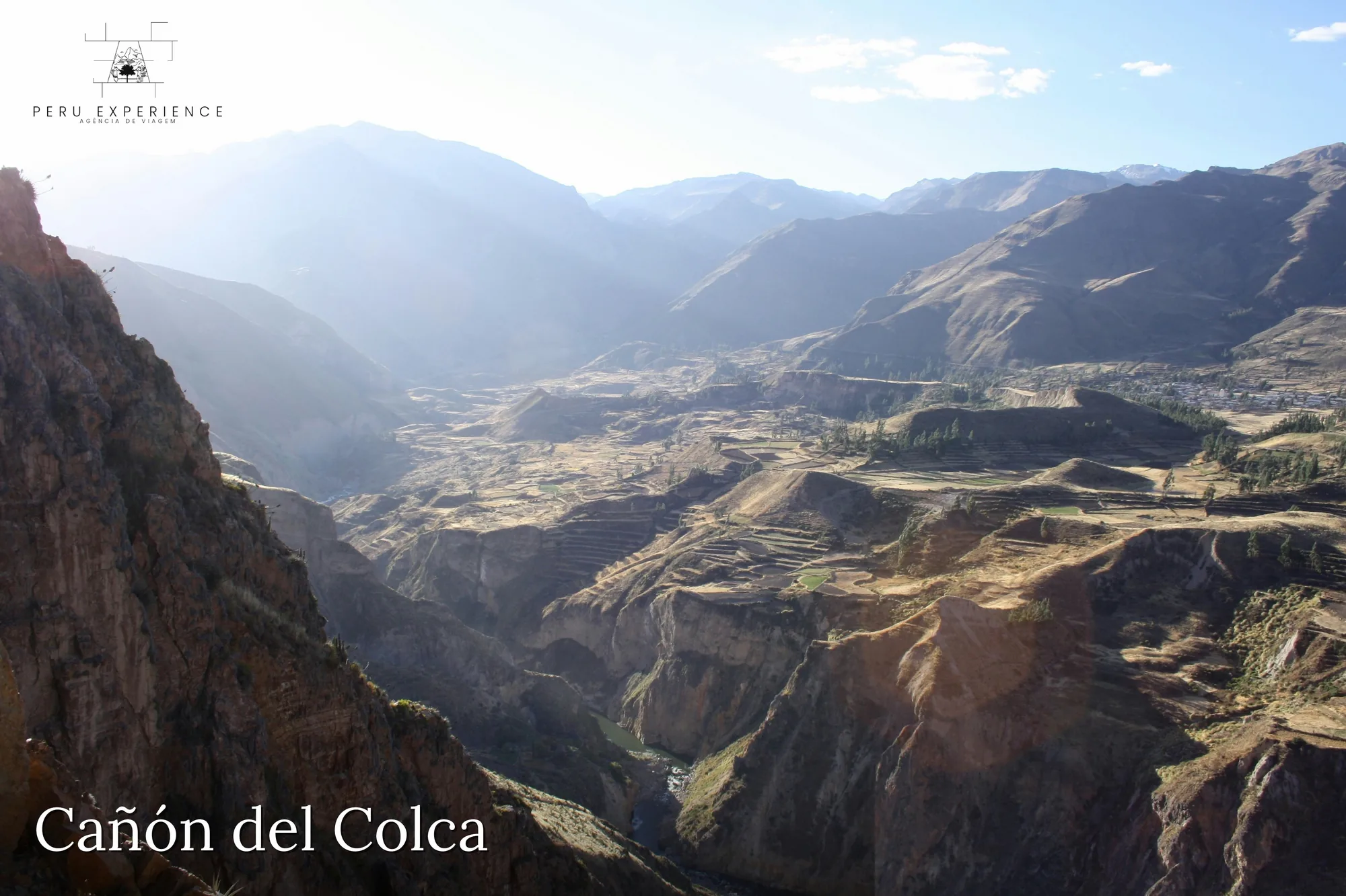 Vista panorâmica do Cânion do Colca com terraços agrícolas pré-incas escalonados, vila de Chivay ao fundo e o rio Colca correndo no leito do cânion — um dos cânions mais profundos do mundo (3.400m), em Arequipa, Peru