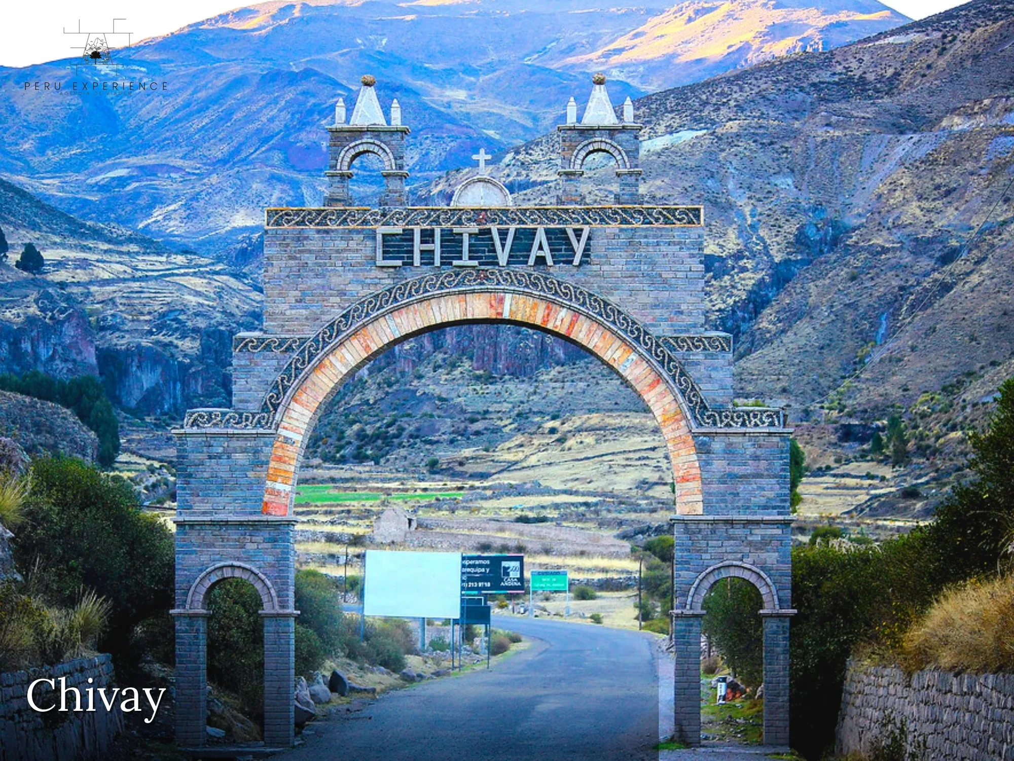 Portal de entrada ornamentado da cidade de Chivay com arco em pedra e o nome gravado, com as montanhas dos Andes ao fundo — capital da província de Caylloma e porta de entrada do Vale del Colca a 3.600m de altitude