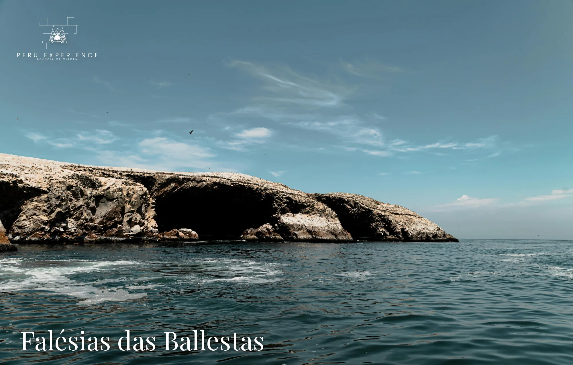 Falésias rochosas e caverna marítima das Ilhas Ballestas no Oceano Pacífico, parte da Reserva Nacional de Paracas, Peru