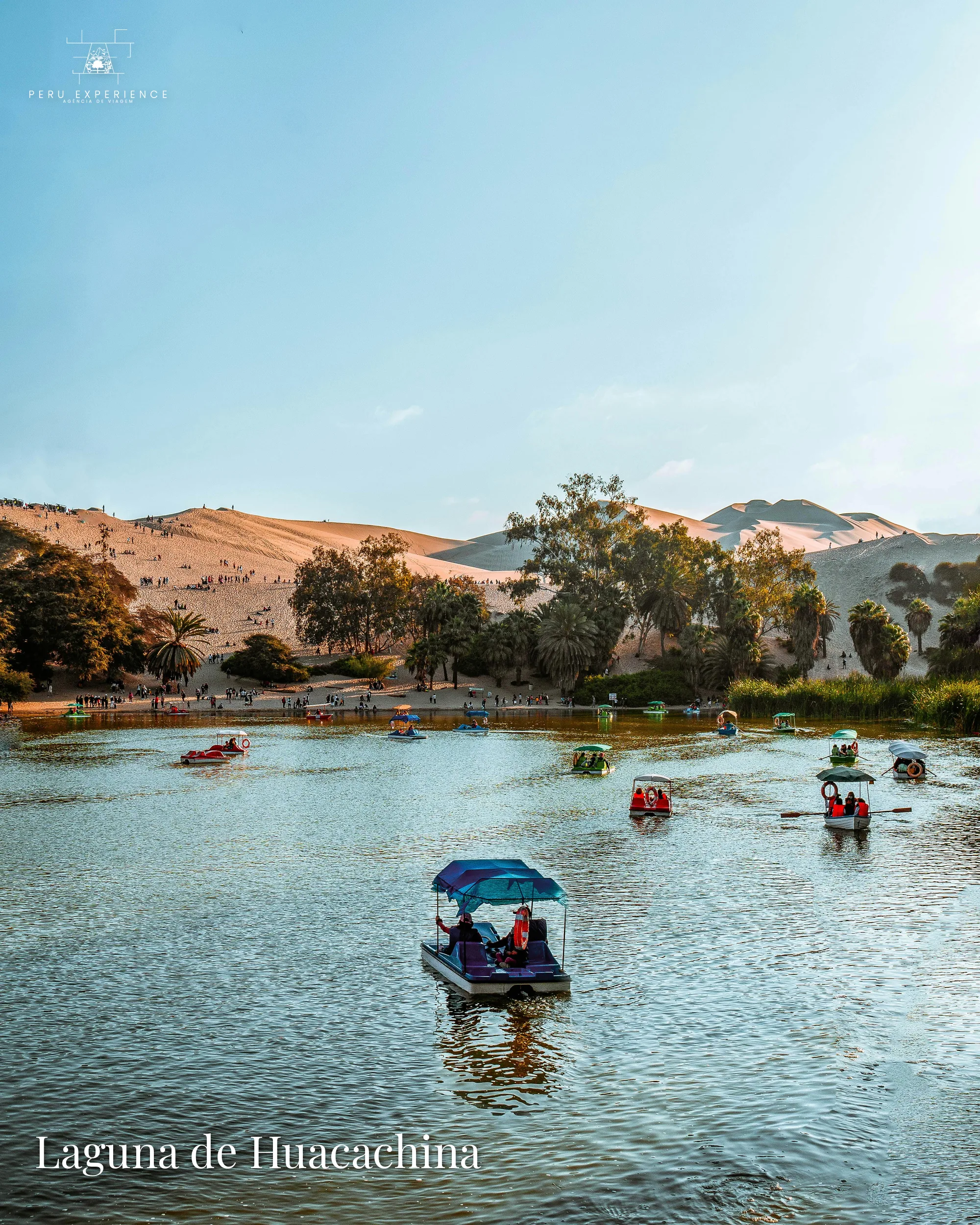 Botes a pedal na laguna esverdeada de Huacachina, com dunas e palmeiras ao fundo — coração do oásis de Ica, Peru