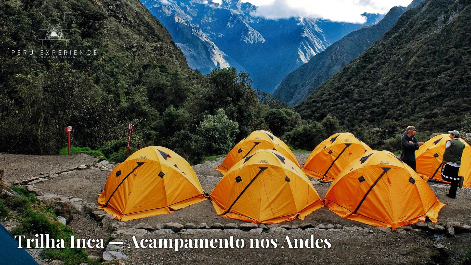 Acampamento da Peru Experience com barracas amarelas profissionais e vista dos Andes nevados — Trilha Inca