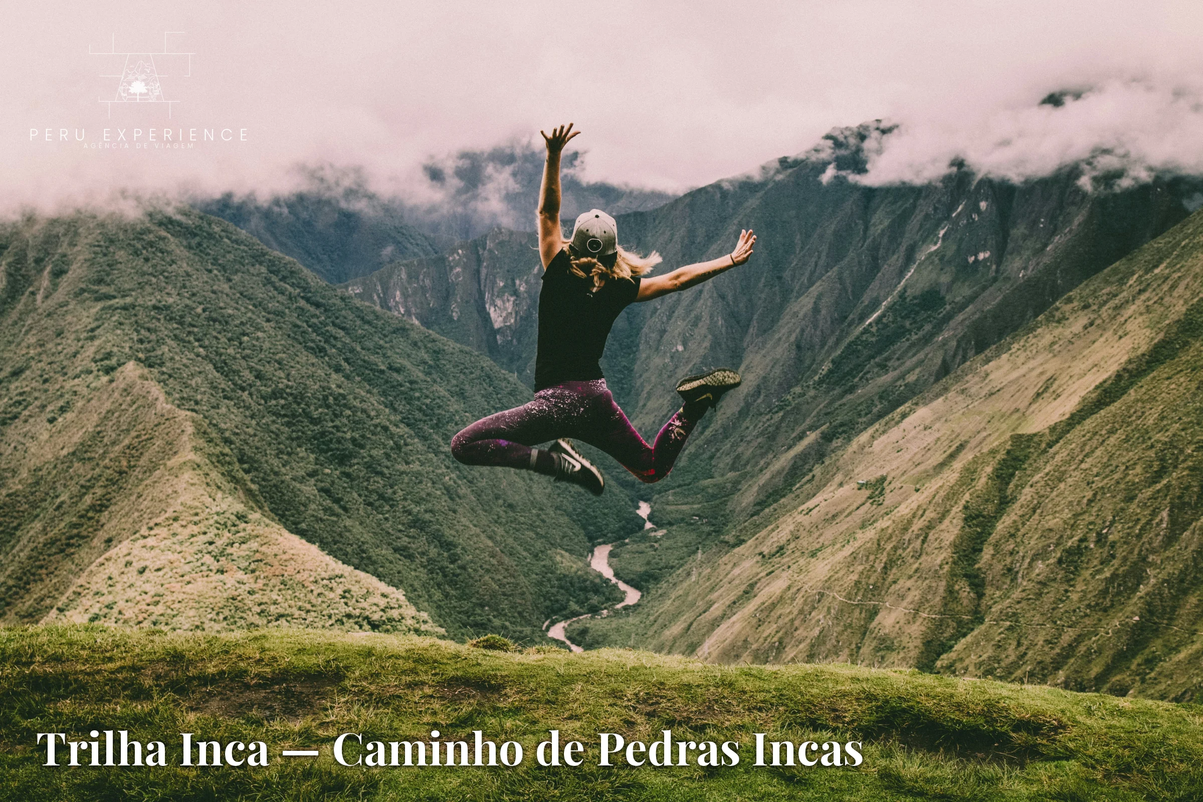 Trekker pulando em ponto panorâmico do Qhapaq Ñan com vale do rio Urubamba ao fundo — Trilha Inca