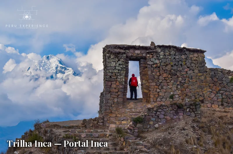 Trekker observa nevado Salkantay através de portal de pedra inca na Trilha Inca de 4 dias — Cusco, Peru