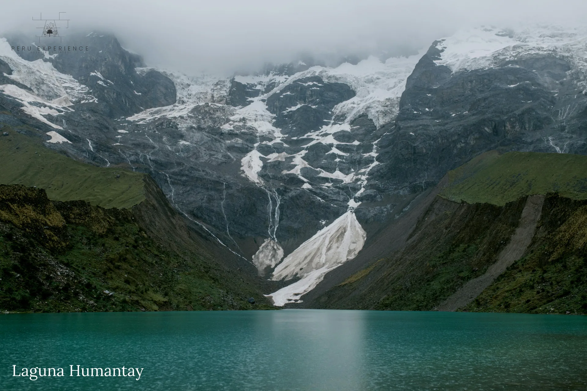 Vista panorâmica horizontal da Lagoa de Humantay com geleiras do Apu Salkantay descendo até as águas turquesa-esmeralda — paisagem icônica dos Andes peruanos na Cordilheira Vilcabamba, Cusco, Peru