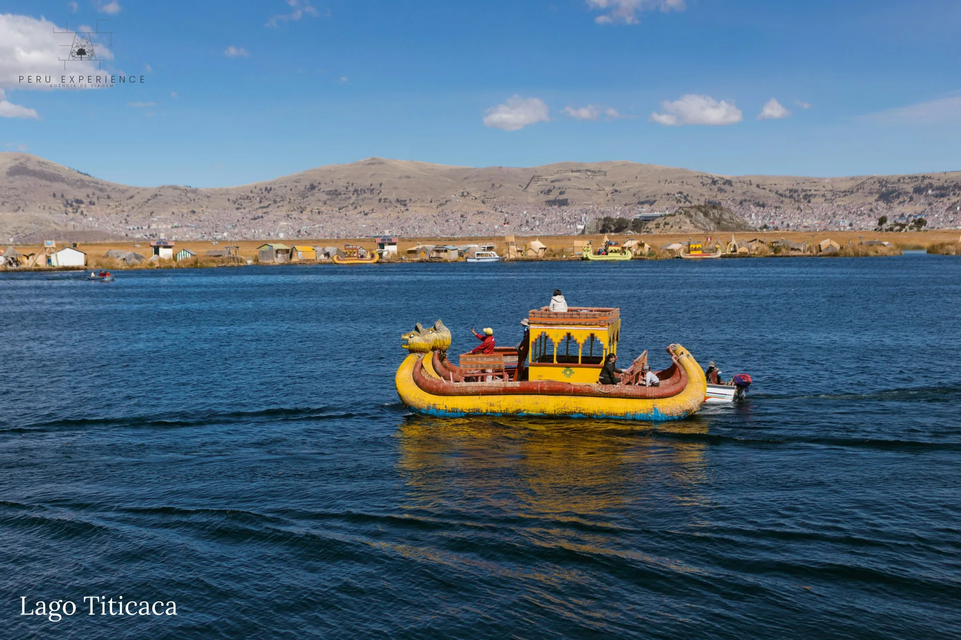 Barco tradicional de totora amarelo decorado com cabeça de puma navegando pelo Lago Titicaca — embarcação típica dos Uros com vista panorâmica das ilhas flutuantes e montanhas de Puno, Peru