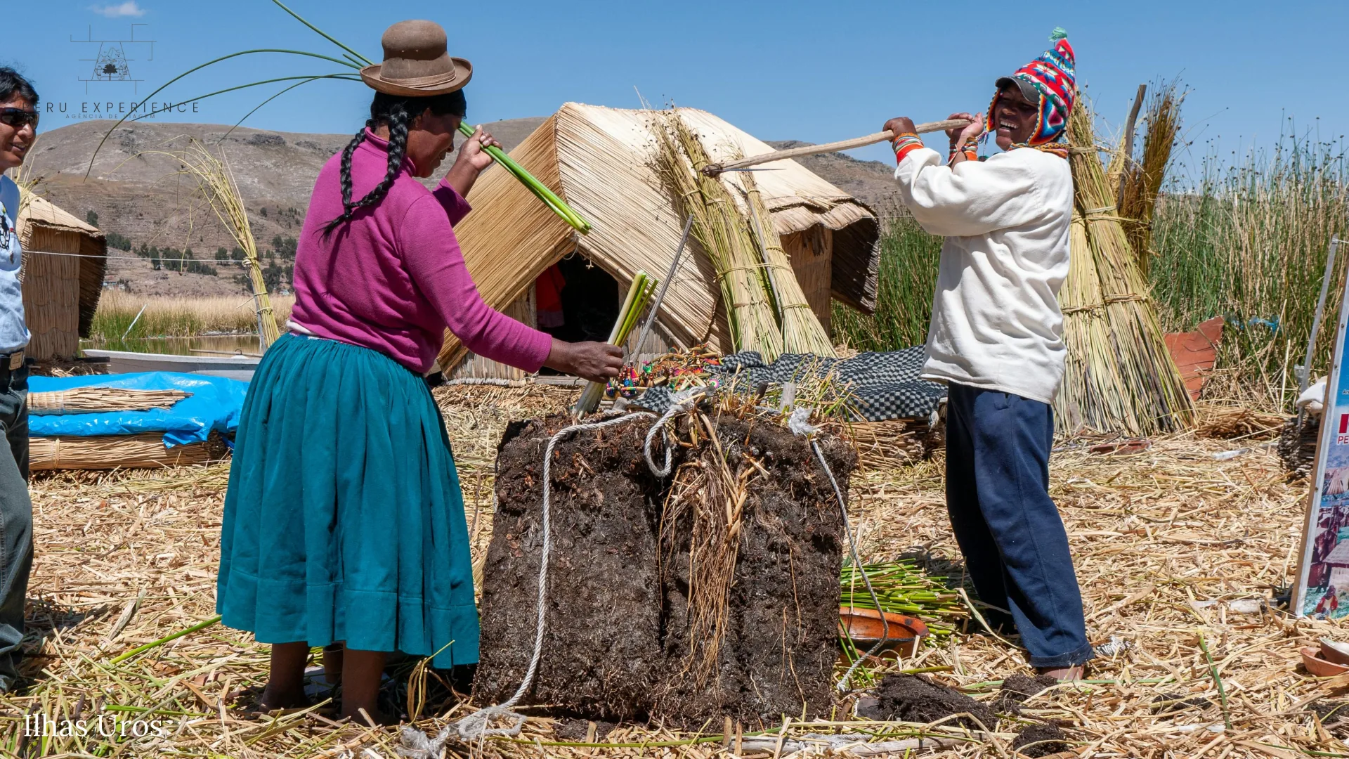 Demonstração técnica de construção das ilhas flutuantes Uros com bloco de raízes de totora — mulher e homem da comunidade pré-inca explicando como fabricam ilhas há séculos no Lago Titicaca, Puno, Peru