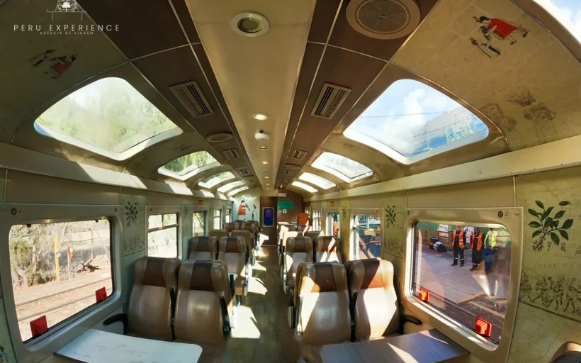Trem para Machu Picchu: PeruRail ou Inca Rail? Guia Completo 2026 Interior do vagão do trem Expedition da PeruRail rumo a Machu Picchu