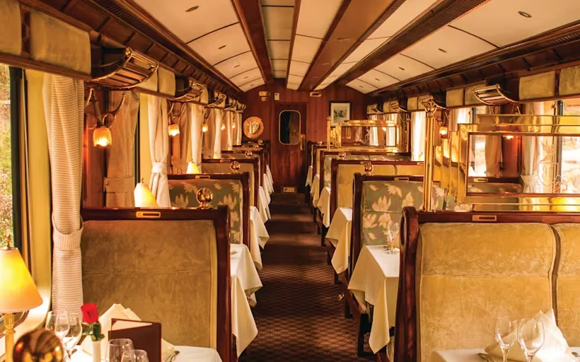 Trem para Machu Picchu: PeruRail ou Inca Rail? Guia Completo 2026 Vagão-restaurante do trem de luxo Hiram Bingham para Machu Picchu