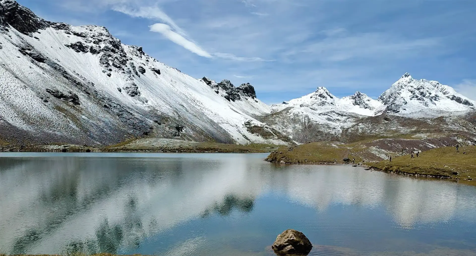 Vista de mirante com várias das 7 Lagunas de Ausangate espalhadas pelo vale de alta montanha, Cordilheira de Vilcanota, Cusco, Peru