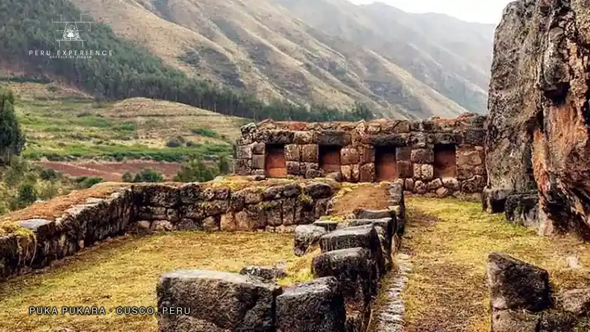 Nichos trapezoidais em pedra inca de Puka Pukara — assinatura arquitetônica do Império Inca caracterizada pelo formato trapezoidal resistente a terremotos, com vista do vale verde da Cordilheira dos Andes ao fundo, sítio arqueológico do Boleto Turístico de Cusco, Peru