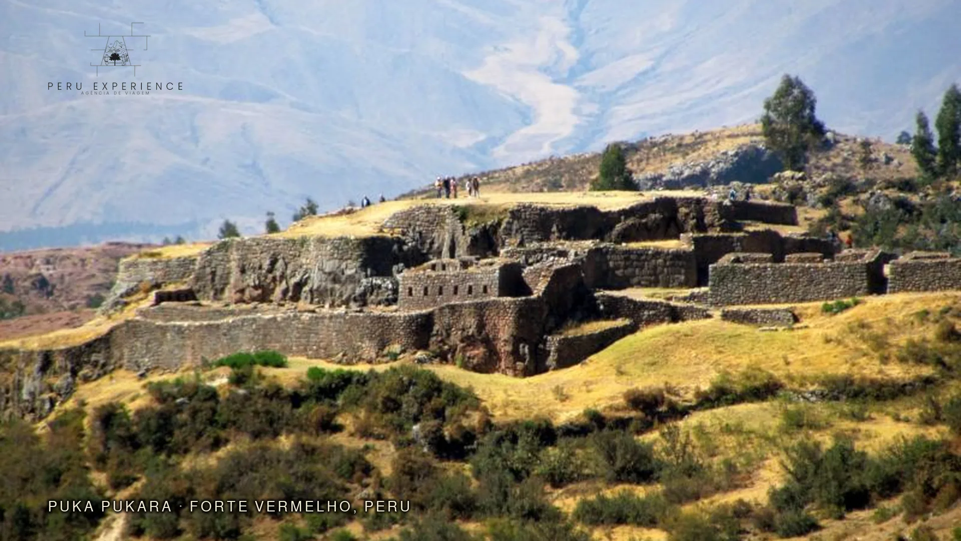 Vista panorâmica de Puka Pukara — sítio arqueológico inca conhecido como "Forte Vermelho" devido ao alto teor de ferro nas rochas, com terraços e muralhas em pedra encaixada sobre colina próxima a Cusco, antigo centro de controle militar e administrativo do Império Inca para os chasquis