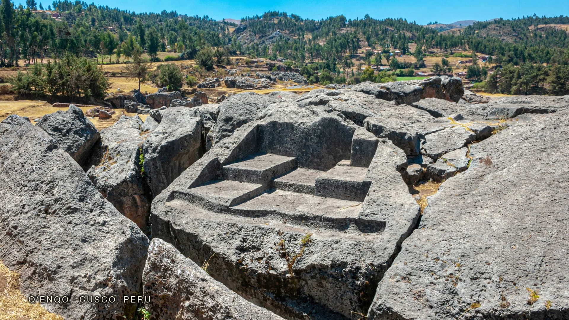 Altar cerimonial inca esculpido diretamente na rocha sagrada de Q'enqo (que significa "labirinto" em quéchua) — mesa de oferendas em pedra com canais sinuosos em ziguezague usados em rituais ancestrais com chicha (bebida de milho fermentado), centro cerimonial pré-inca próximo a Cusco, Peru