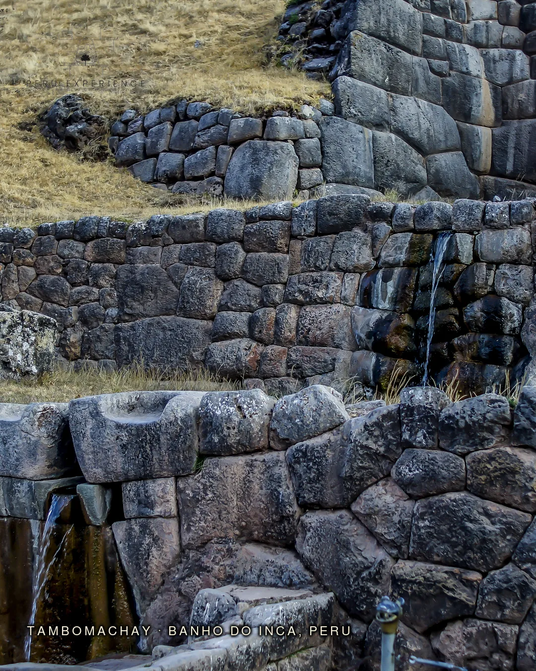 Aquedutos de pedra inca de Tambomachay com água cristalina fluindo em cascata 500 anos após sua construção — engenharia hidráulica do "Banho do Inca" onde a nobreza inca realizava rituais sagrados de purificação, canais perfeitamente alinhados em pedra calcária próximo a Cusco, Peru