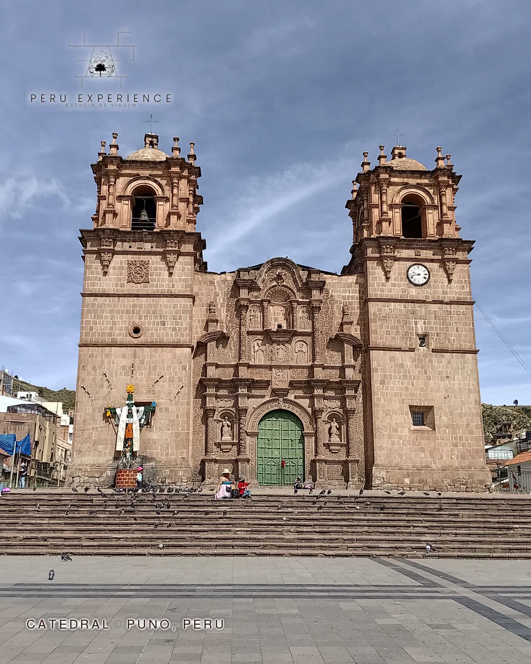 Catedral Basílica de Puno — fachada barroca andina do século XVIII na Praça de Armas, construída em pedra com duas torres simétricas e altar central em mestiço-andino, marco arquitetônico do destino final da rota Cusco-Puno (margem do Lago Titicaca)
