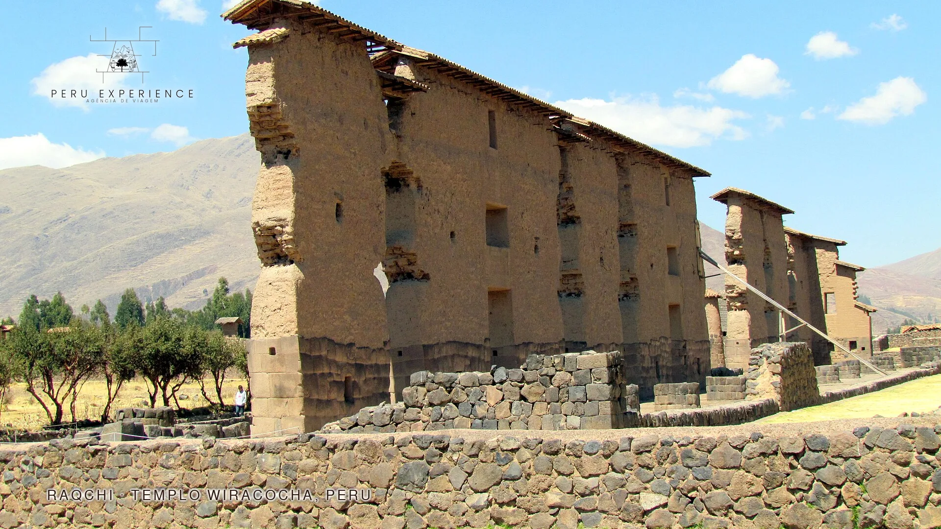 Vista panorâmica do Templo de Wiracocha em Raqchi — maior templo inca já construído, com paredes de adobe de 12 metros sobre bases de pedra inca perfeitamente trabalhadas, dedicado ao deus criador andino Wiracocha, segunda parada da rota Cusco-Puno