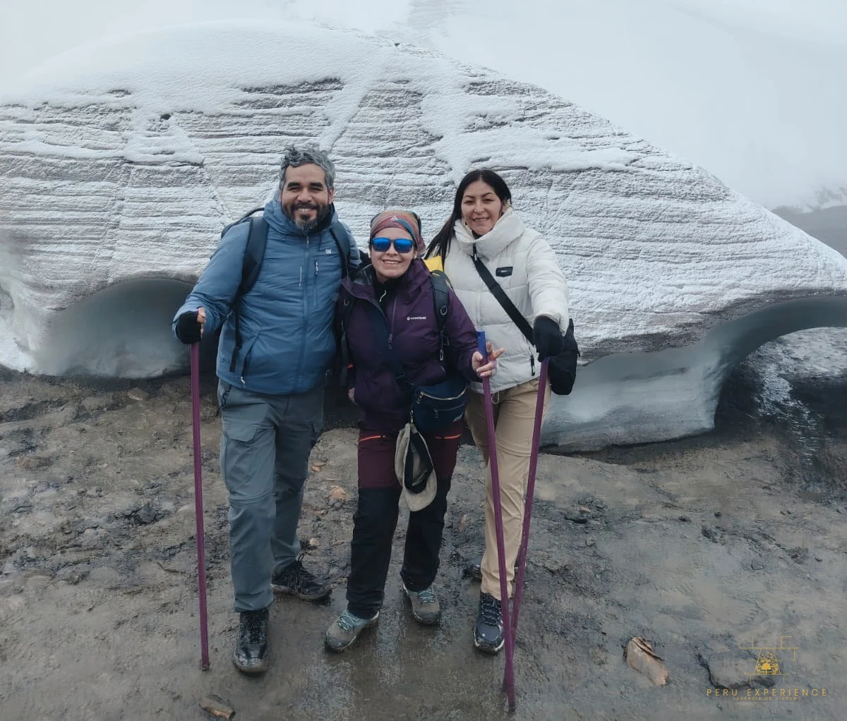 Viajantes com bastões de caminhada na base do Glaciar Quelcaya, Cordilheira Vilcanota