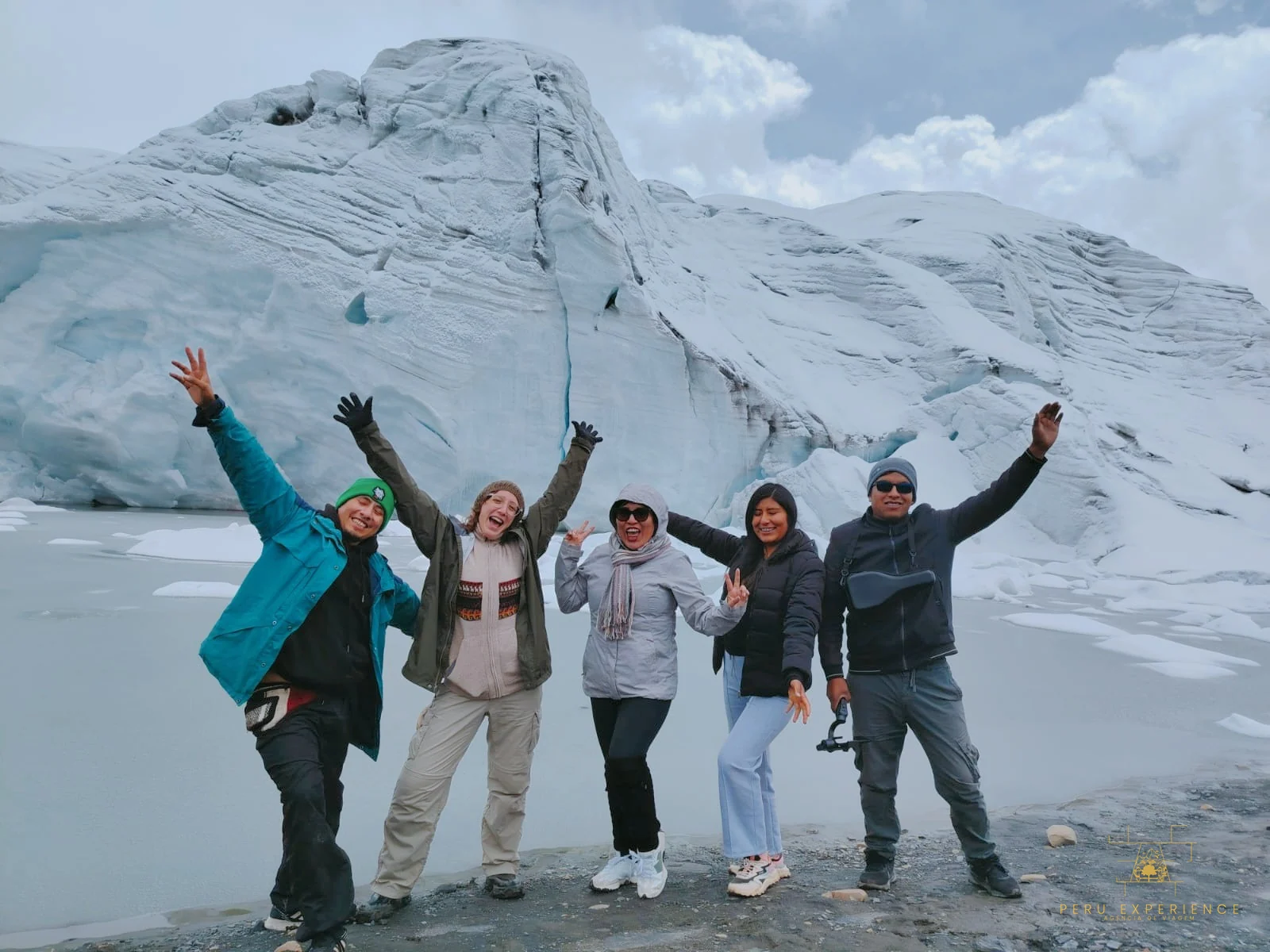 Grupo de viajantes da Peru Experience na margem do lago glacial do Quelcaya, Cusco