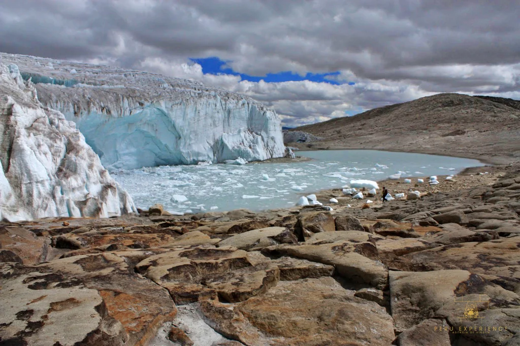 Paisagem do Glaciar Quelcaya e lago de degelo, a maior calota de gelo tropical do mundo