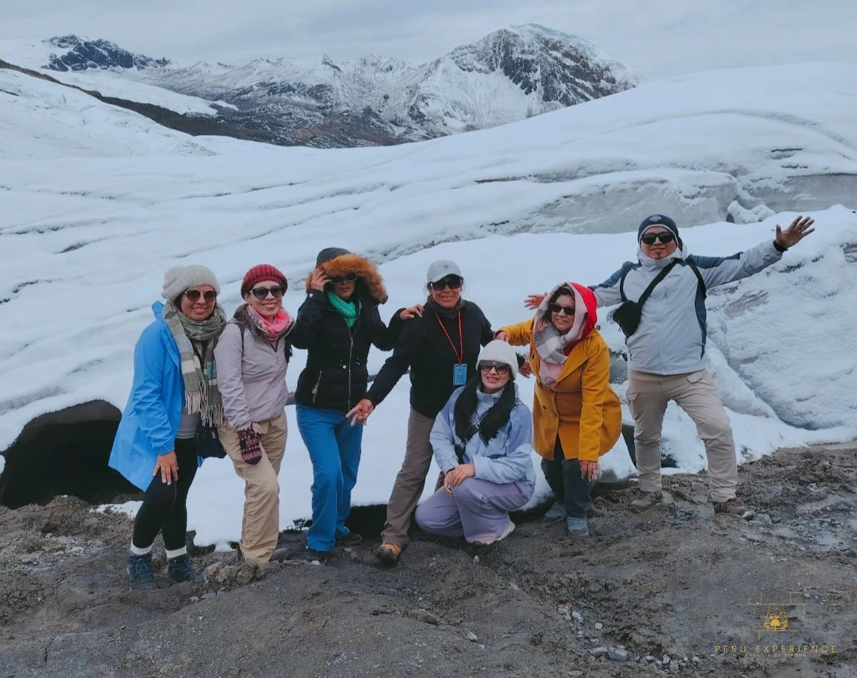Grupo da Peru Experience na primeira vista do Glaciar Quelcaya, campo de neve em Cusco