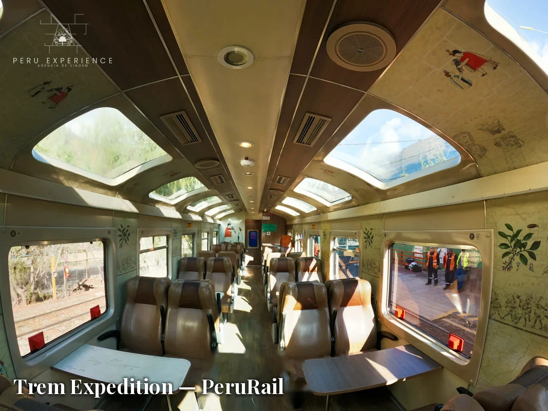 Interior do Trem Expedition com poltronas confortáveis e visibilidade panorâmica
