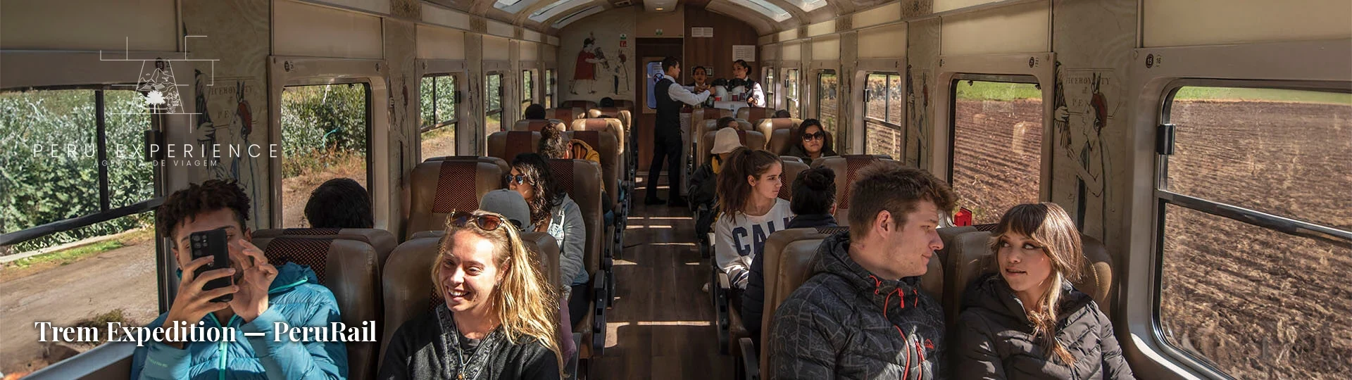 Trem Expedition da PeruRail com vagão panorâmico e janelas amplas rumo a Águas Calientes