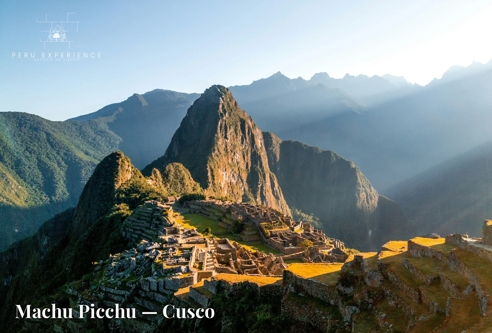 Machu Picchu ao amanhecer com luz dourada iluminando a cidadela inca — diferencial do tour 2D/1N
