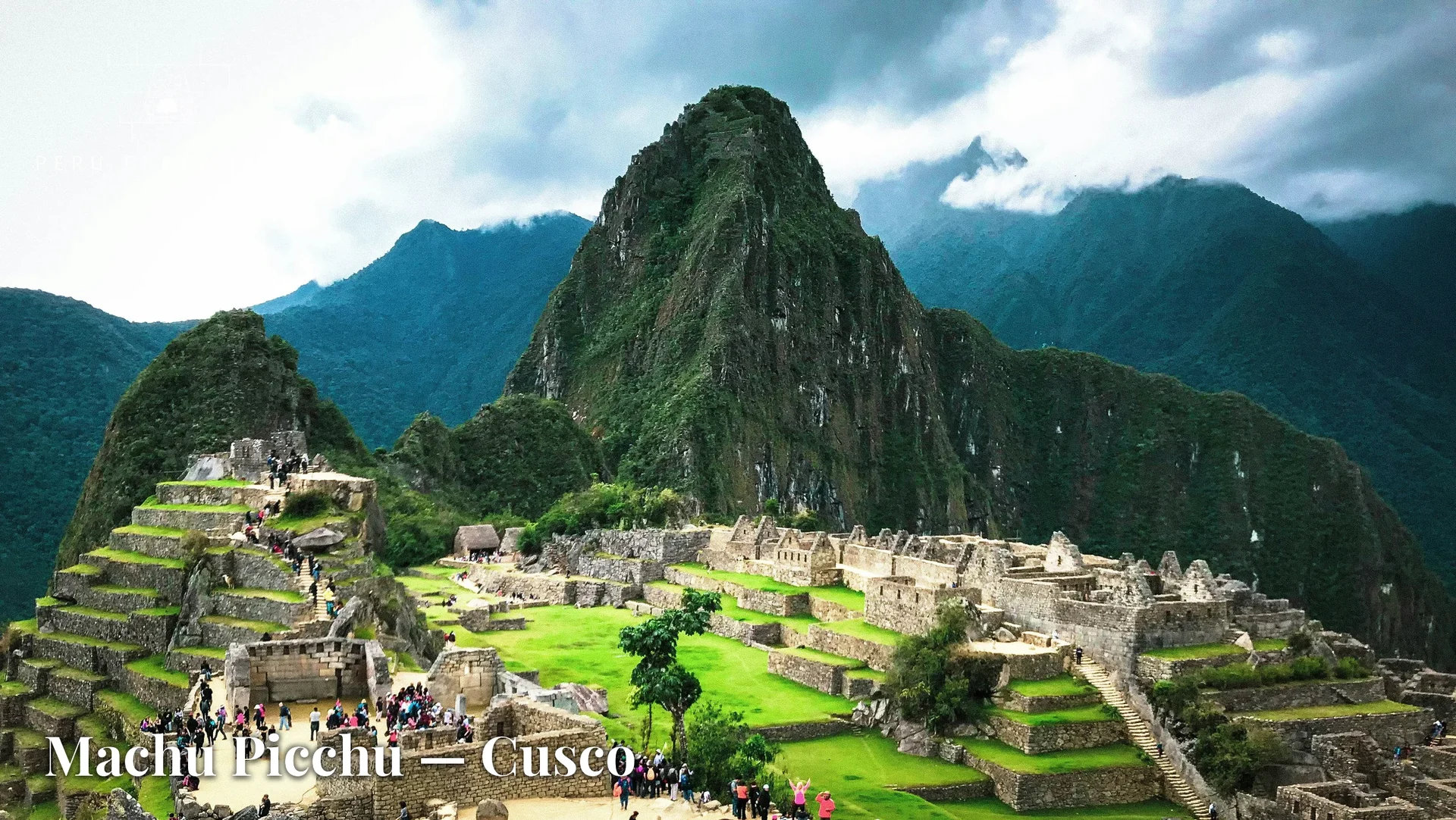 Vista panorâmica de Machu Picchu com Huayna Picchu, terraços agrícolas e setor urbano