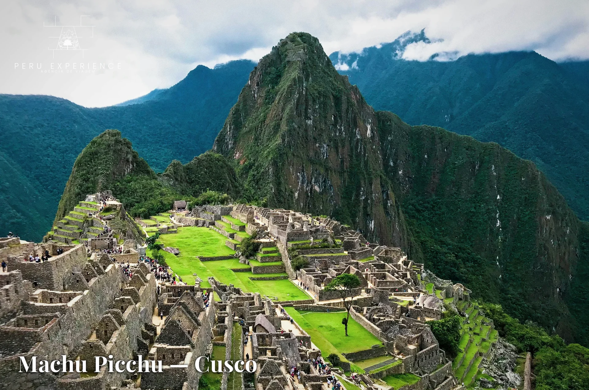 Vista clássica da cidadela inca de Machu Picchu com a montanha Huayna Picchu ao fundo, Cusco, Peru